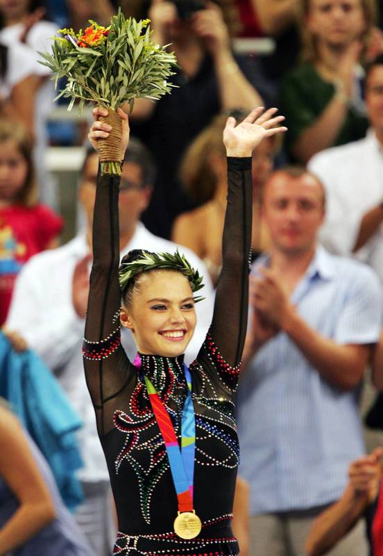 Алина Кабаева награждена золотой медалью на  ХХVIII Летних Олимпийских играх в Афинах в 2004г.