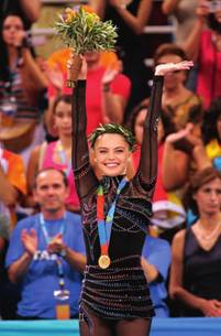 Алина Кабаева стала олимпийской чемпионкой на ХХVIII Летних Олимпийских играх в Афинах в 2004 году
