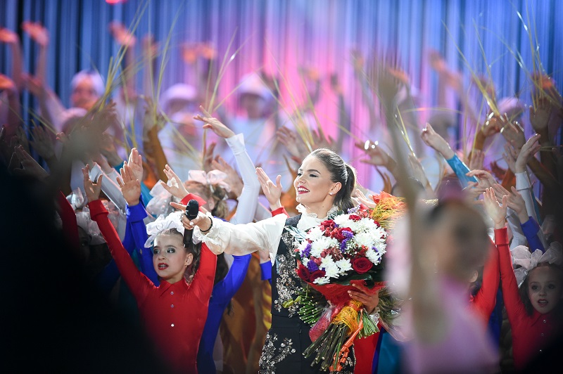 Алина Кабаева на закрытии VIII Фестиваля художественной гимнастики исполняет песню "Верьте в себя"