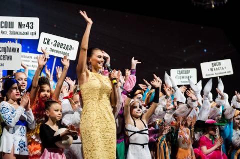 Алина Кабаева с гимнастками закрывает V юбилейный Благотворительный детский фестиваль художественной гимнастики «Алина»